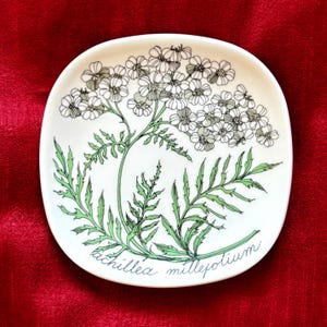 Arabia Finlandia Esteri Tomula „Botanica” Płyta ścienna — Krwawnik pospolity (Achillea millefolium) — „Siankärsämö”