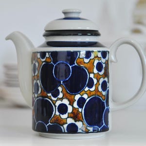 Arabia Finland Saara Kaffeekanne, 1,75 L — Anja Jaatinen-Winquist — Variante Amber/Navy