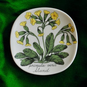 Arabia Finland Esteri Tomula Primula Veris Åland "Botanica" Wall Plate — Limited Release