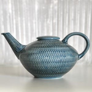 Hertha Bengtson Rörstrand Teekanne — Cyan-Blaues Jacquard-Relief, Niedrig-breite Form — ERSTE QUALITÄT