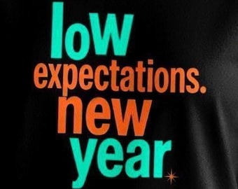 Camiseta de Año Nuevo con Bajas Expectativas, Divertida, Sarcástica, Festiva, para Fiestas y Taza de Café.