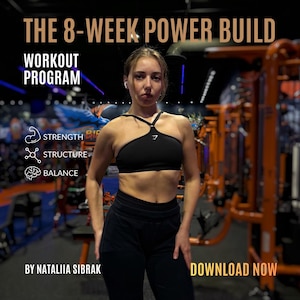 Może przedstawiać: Biały ceramiczny kubek z czarnym uchwytem i napisem "But First, Coffee" pogrubioną, czarną czcionką. Kubek jest umieszczony na rozmytym tle, sugerującym przytulne otoczenie.