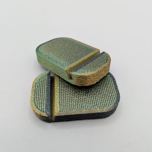 Minimalist Trading and Sport Card Display Stand Lizard