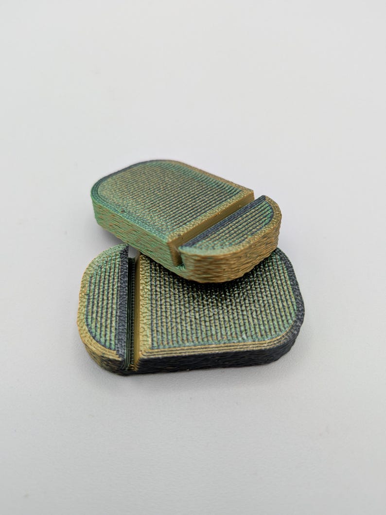 Minimalist Trading and Sport Card Display Stand Lizard