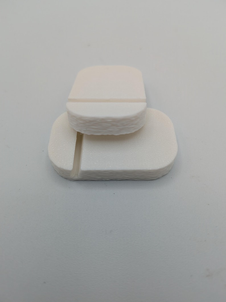 Minimalist Trading and Sport Card Display Stand ホワイト