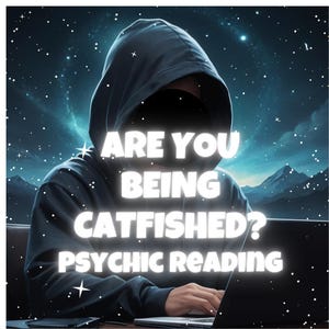 Puede incluir: Ilustración de una persona con una sudadera con capucha usando una computadora portátil. El texto "ARE YOU BEING CATFISHED? PSYCHIC READING" está superpuesto en la imagen. El fondo muestra un cielo estrellado y montañas.
