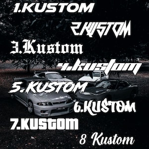 Op de afbeelding: Een zwart-wit afbeelding met het woord "Kustom" acht keer in verschillende lettertypen. Op de achtergrond zijn verschillende zilverkleurige auto's te zien, wat wijst op een thema van auto-aanpassing.