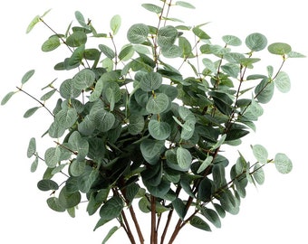 Op de afbeelding: Een bos kunstmatige eucalyptus stengels met groene bladeren. De stengels zijn bruin en hebben een natuurlijke uitstraling.