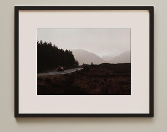 Impression d'Art Route de montagne dans les Highlands, photographie de paysage d'hiver de mauvaise humeur, Highlands écossais, art mural contemporain Ecosse