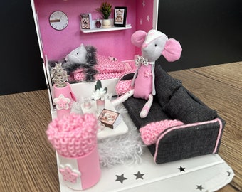 Maison de poupée dans une boîte avec meubles faits main, maison avec souris