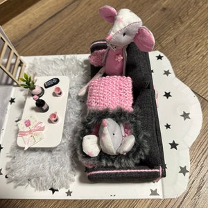 Puppenstube in einer Box mit handgemachten Möbeln, Haus mit Mäusen Bild 3