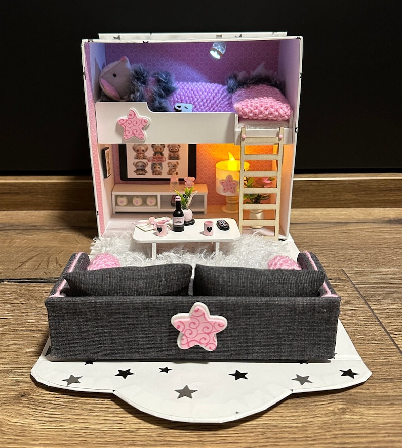Puppenstube in einer Box mit handgemachten Möbeln, Haus mit Mäusen Bild 1