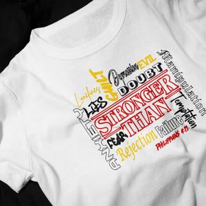 Stranger Things-inspirerad "Strongare än" kristen text endast SVG, PNG digital nedladdningsfil | Jesus, styrka, grafisk t-shirt, heligt, skrift
