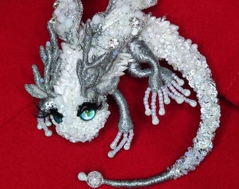 Kralen drakenbroche | Witte fantasiewezen speld | Handgemaakte geborduurde drakensieraden | Schattige mythische dierenbadge | Uniek cadeau voor Fanta