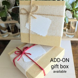 COMPLEMENTO - SOLO CAJA DE REGALO // Cuadrado de 4 x 4 pulgadas - Kraft amarillo // Nota personalizada