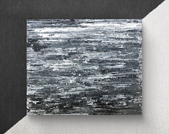 Op de afbeelding: Abstract schilderij in zwart en wit. Het schilderij is gemaakt van horizontale penseelstreken die een textuur effect creëren.