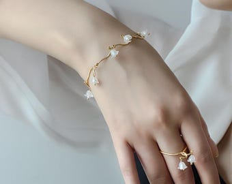 Maiglöckchen Armband: Vergoldeter Harz Weiße Blumen Charm