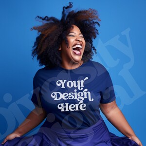 Könnte beinhalten: Eine Frau trägt ein marineblaues T-Shirt mit dem Text "Your Design Here" in Weiß. Sie trägt einen marineblauen Rock und hat Afro-Haare. Sie lächelt und lacht.