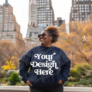 Könnte beinhalten: Ein marineblauer Sweatshirt mit dem Text "Your Design Here" in weißen Retro-Lettern.