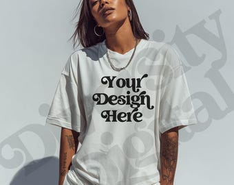 Weiß Komfort Farben Mockup Schwarze Frau Modell Oversized TShirt Mockup