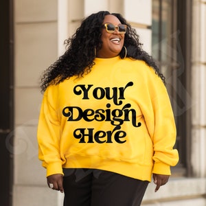 Maqueta de sudadera Gildan 18000 dorada de talla grande Maqueta Gildan 18000 de talla grande Maqueta de sudadera amarilla Modelo afroamericano Maqueta diversa