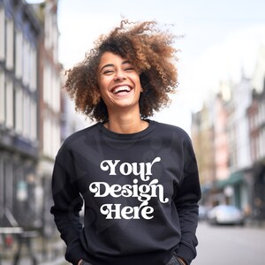 Black Model Gildan 18000 Sudadera Mockup, Black Girl Mockup, Diverse Mockups, Black Model Sweatshirt Mockup, African American Mockup