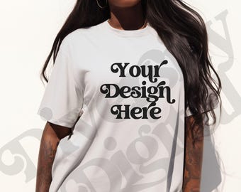 Weiß Komfort Farben Mockup Schwarze Frau Modell Oversized TShirt Mockup