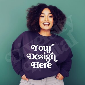 Può includere: Una felpa viola con il testo "Your Design Here" in bianco.