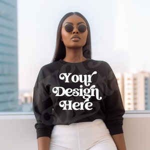 Black Gildan 18000 Modelo afroamericano Mockup, Black Model Sweatshirt Mockup, City Outdoors Mockup, Diverse Mockup, Diverse Mocks