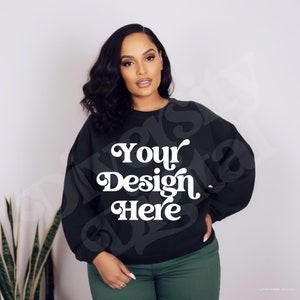 Maqueta de sudadera negra de talla grande Maqueta Gildan 18000, Maqueta de talla grande, Maqueta de chica negra, Maqueta de modelo afroamericana, Maqueta diversa