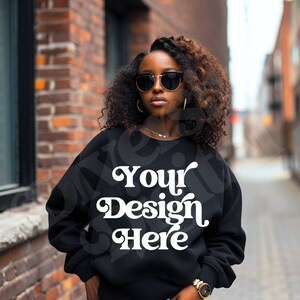 Black Gildan 18000 Maqueta de modelo afroamericano, Maqueta de sudadera modelo negra, Maqueta de ciudad al aire libre, Maqueta diversa, Mocks urbanos diversos