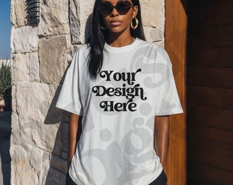 Weiß Komfort Farben Mockup Schwarze Frau Modell Oversized TShirt Mockup