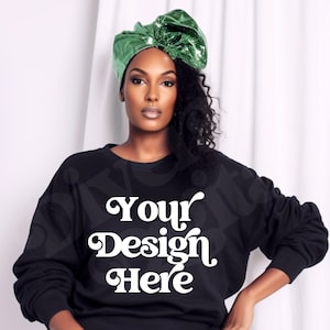 Black Gildan 18000 Modelo afroamericano Mockup, Black Model Sweatshirt Mockup, City Outdoors Mockup, Diverse Mockup, Diverse Mocks