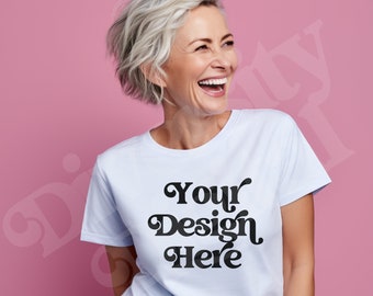 Senior blanke vrouw mockup, witte Bella canvas 3001, oudere dame mockup, wit T-shirt oma mockup, Senior Boho roze achtergrond mockup