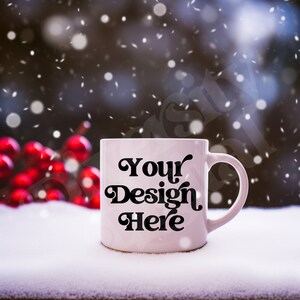 Puede incluir: Taza de cerámica blanca con texto negro que dice "Your Design Here" sentada sobre una superficie nevada con un fondo borroso de bayas rojas y un bosque nevado.