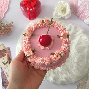 Rose Coquette Creme Fake Cake Zippered Jewelry Box - Vintage Decor Cake-Shaped Trinket Jewelry Box