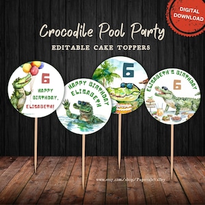 Può includere: Set di quattro decorazioni rotonde per torte con illustrazioni di alligatori. Ogni decorazione presenta un design diverso, tra cui alligatori con occhiali da sole, palloncini e torte di compleanno. Il testo include "Crocodile Pool Party".
