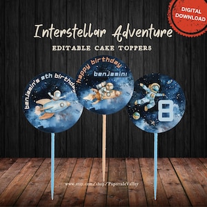 Puede incluir: Tres adornos redondos para pasteles con temática espacial. Los adornos presentan un fondo de galaxia azul y blanco con estrellas, planetas y un astronauta. El texto en los adornos dice "¡feliz cumpleaños benjamin!" y "benjamin's 8th birthday".