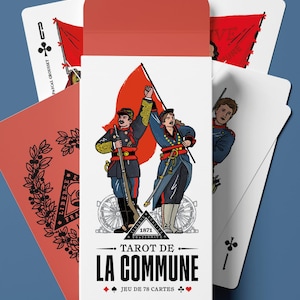 Peut inclure: Un jeu de cartes Tarot de la Commune avec un étui rouge et blanc illustrant deux personnages tenant un drapeau et un fusil. Le jeu comprend 78 cartes. Le texte sur la boîte indique "Tarot de la Commune" et "Jeu de 78 cartes".
