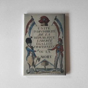 Peut inclure: Une estampe vintage représentant une scène révolutionnaire française avec deux soldats se serrant la main. Le texte dit "Unité Indivisibilité de la République Liberté Égalité Fraternité ou la Mort".