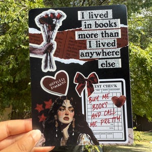Puede incluir: Una tarjeta decorativa negra con un collage de im&aacute;genes y texto. Presenta un ramo de rosas rojas, una mujer con cabello largo y oscuro y el texto "I lived in books more than I lived anywhere else." Tambi&eacute;n el texto "Buy me books and call me pretty."