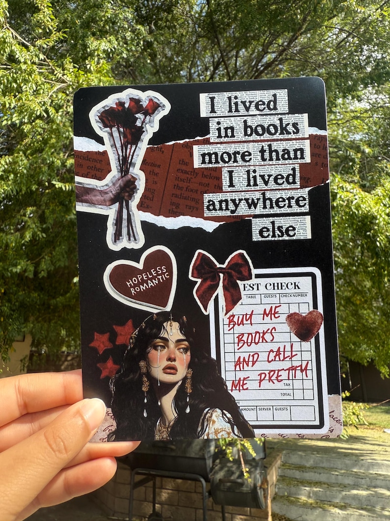 Puede incluir: Una tarjeta decorativa negra con un collage de im&aacute;genes y texto. Presenta un ramo de rosas rojas, una mujer con cabello largo y oscuro y el texto "I lived in books more than I lived anywhere else." Tambi&eacute;n el texto "Buy me books and call me pretty."