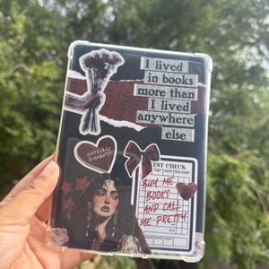Puede incluir: Funda de tel&eacute;fono transparente con un dise&ntilde;o de collage. El dise&ntilde;o incluye un ramo de rosas rojas, un retrato de mujer y texto que dice "I lived in books more than I lived anywhere else" y "Buy me books and call me pretty."