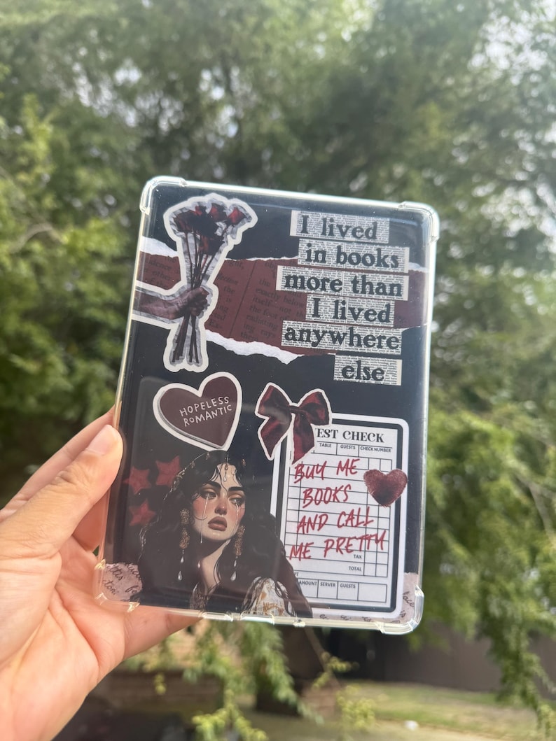 Puede incluir: Funda de tel&eacute;fono transparente con un dise&ntilde;o de collage. El dise&ntilde;o incluye un ramo de rosas rojas, un retrato de mujer y texto que dice "I lived in books more than I lived anywhere else" y "Buy me books and call me pretty."
