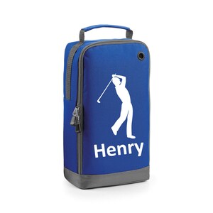 Puede incluir: Bolsa de zapatos azul con una silueta de golfista blanca y el nombre "Henry" impreso en la parte delantera.