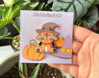 Pin de esmalte de cabra de Halloween: sombrero de bruja, bufanda acogedora (4,4 cm)
