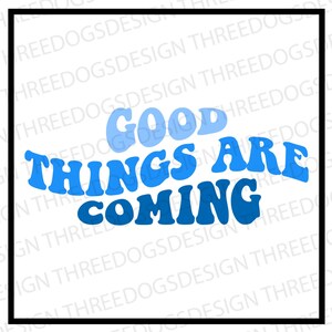 Puede incluir: Sobre un fondo blanco, un marco negro enmarca las palabras "GOOD THINGS ARE COMING" en tonos azules. El texto, con una fuente retro y redondeada, transmite un mensaje positivo y alentador. Diseño sencillo y audaz.