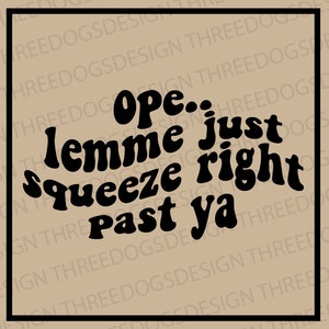 Peut inclure: Conception graphique de texte noir et blanc avec les mots "Ope. Lemme just squeeze right past ya".