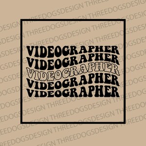 Op de afbeelding: Een grafisch ontwerp met het woord "Videograaf" vijf keer herhaald in een retro, golvend lettertype. De tekst is zwart op een beige achtergrond.