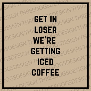 Może przedstawiać: Kwadratowa, beżowa grafika z czarną obwódką. Tekst "GET IN LOSER WE'RE GETTING ICED COFFEE" jest wyśrodkowany pogrubionymi, czarnymi literami. Słowa są ułożone pionowo.